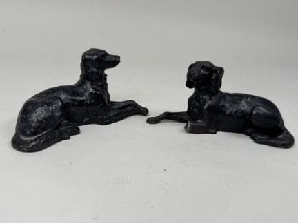 Two cast-iron figures depicting lying dogs.
L. 15 