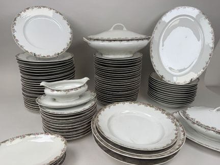 GOA in Limoges.
A large portion of a tableware set