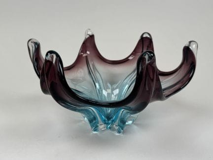 Molded, colored glass bowl.
H. 15 cm.
D. 27 cm.