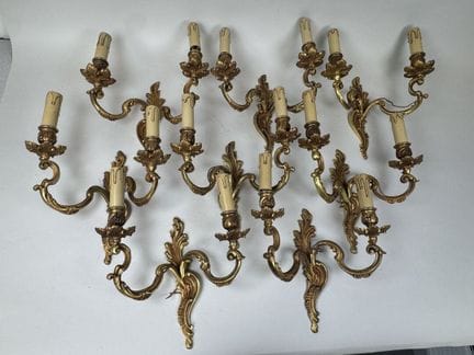 Set of 8 gilded, chiseled bronze wall sconces with
