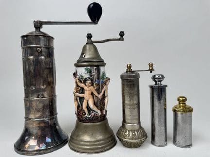 Set includes:
- Atelier Moderne d'Orfévrerie.
Larg