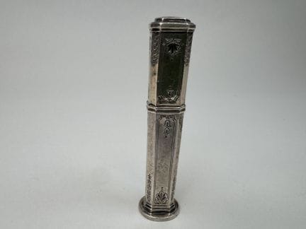A beveled case serving as a seal made of 950/1000 