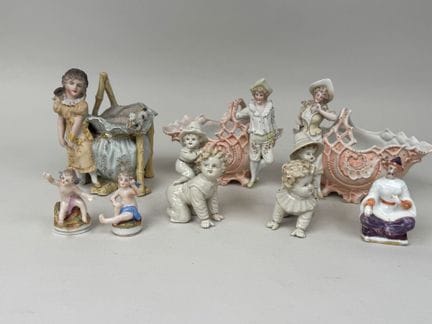 8 pieces or groups made of porcelain and polychrom