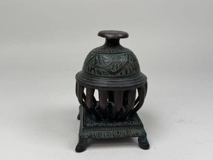 Bell and its chiseled bronze mount.
14 x 9 x 9 cm.