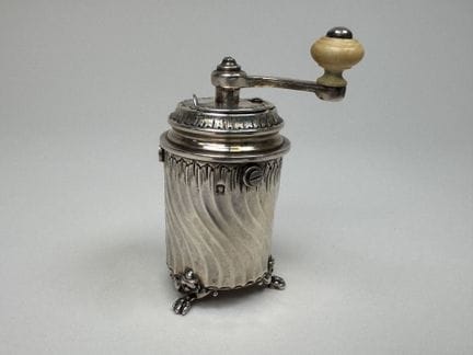 Small pepper mill made of 950/1000 silver, Minerva