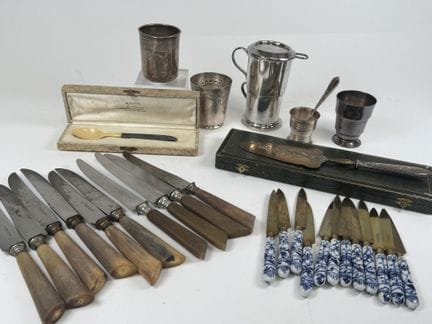 Set includes:
- a 950/1000 silver cup with a leaf 