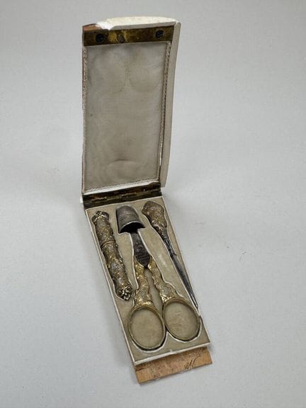 Gilded silver sewing kit containing a pair of scis