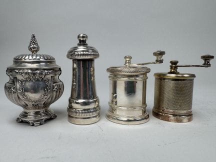 4 small metal pepper mills.
H: 9.5 cm (the largest