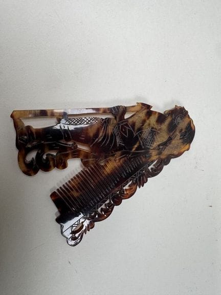 Folding comb in tortoiseshell style, decorated wit