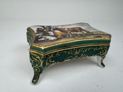 FRAUREUTH ZORDRESDEN.
Small jewelry box made of po