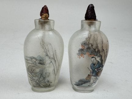 CHINA, 20th century.
Two glass snuff boxes decorat