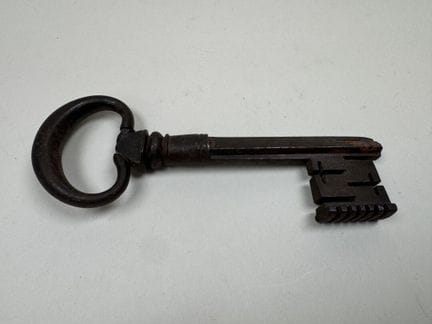 Chiave in ferro battuto cesellato e traforato.
Ope