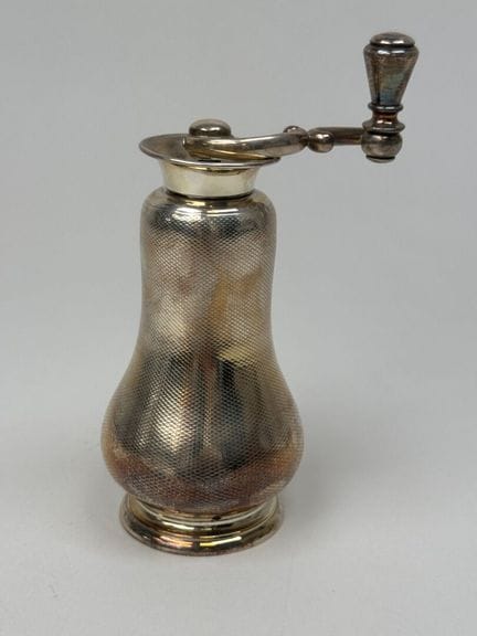 CHRISTOFLE.
Silver plated pepper mill with guilloc