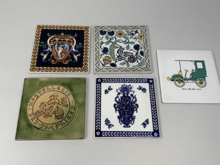 GIEN and others.
5 polychrome earthenware tiles.
1