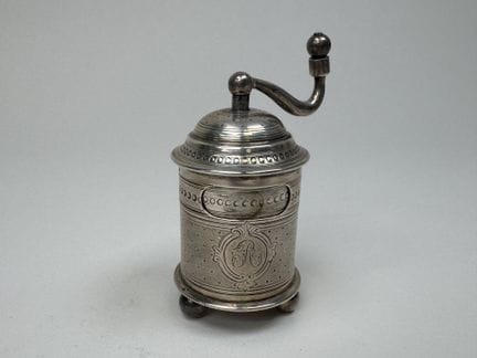 Small pepper mill made of 950/1000 silver, with a 