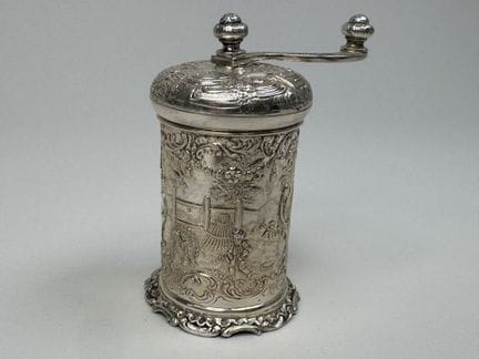Small pepper mill made of 800/1000 silver, with ch