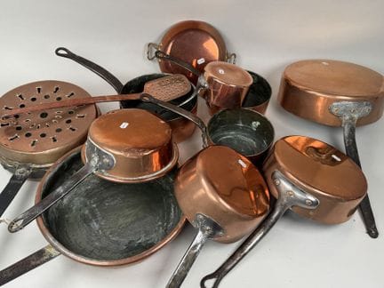 Copper and metal set including:
- 9 pots or pans.
