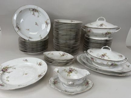 LIMOGES.
Polychrome and gold porcelain dinner serv
