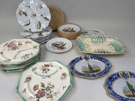 Set of polychrome earthenware and porcelain pieces