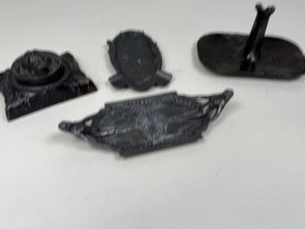 Set made of regule and metal, including:
- two tri