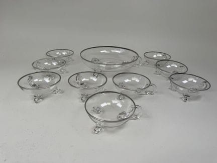 Eisservice aus geformtem Glas mit silbernen Zierli
