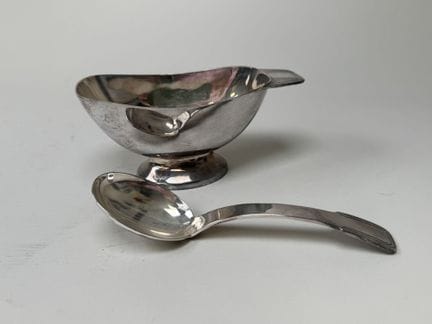 ERCUIS.
Gravy boat and serving spoon in silver pla