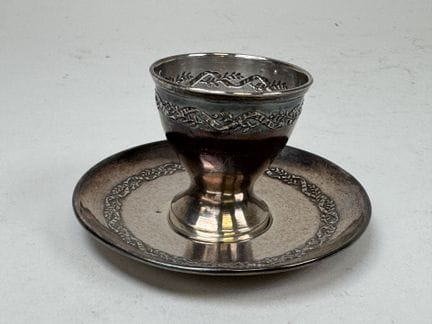 Eierbecher mit Untertasse aus 950/1000er Silber, M