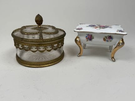 Set includes:
- A circular candy dish made of crys