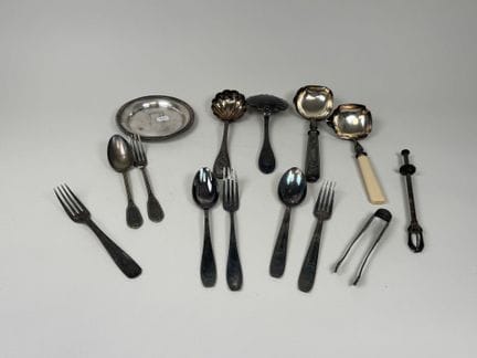 Set aus versilbertem Metall, bestehend aus:
- eine