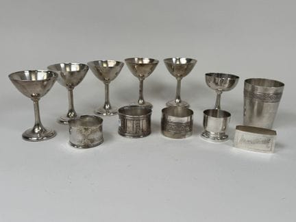 Set aus Metall und versilbertem Metall, bestehend 