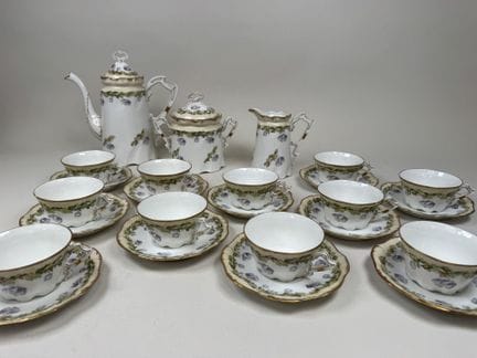 LIMOGES.
Kaffee- oder Teeservice aus mehrfarbigem 