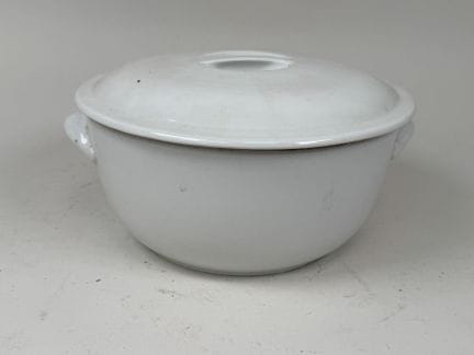 PILLUVUYT.
Suppenschüssel mit Deckel aus weißem St