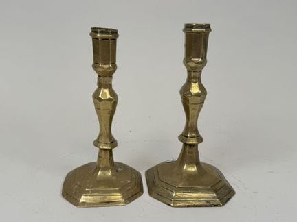 Ein Paar Kerzenhalter aus vergoldeter Bronze mit a