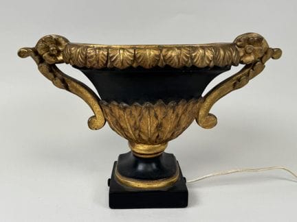 Kleine Schale aus Gips mit schwarzer und goldfarbe