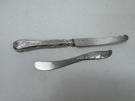Set bestehend aus:
- einem Serviermesser aus Fülld