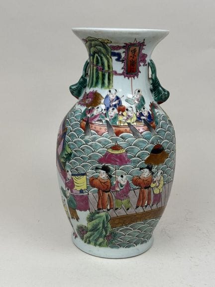 CHINA, 20. Jahrhundert.
Balustervase aus mehrfarbi