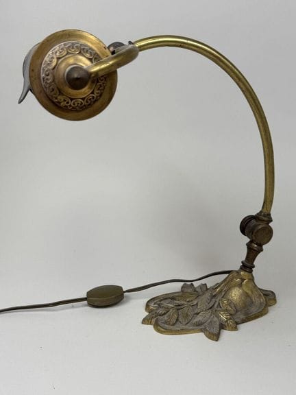 Schreibtischlampe aus vergoldeter, ziselierter Bro