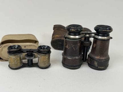 Zwei Theaterferngläser aus Metall, Leder und getri