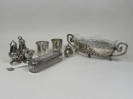 Set aus versilbertem Metall, bestehend aus:
- zwei