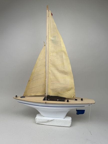HELKO.
Seeboot aus Holz.
66 x 52 x 15 cm.