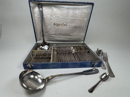 ARGENTAL.
Besteckset aus versilbertem Metall, Mode