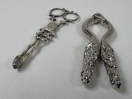 Set aus versilbertem Metall, bestehend aus:
- eine