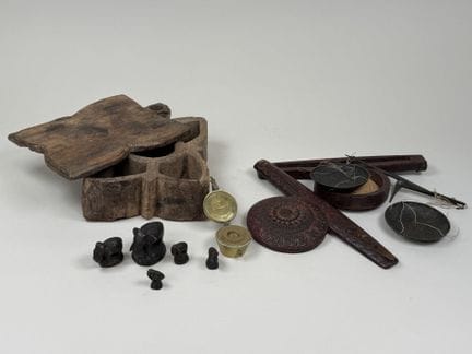 Lot consisting of:
- Opium scale made of carved wo