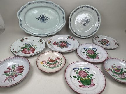 Set aus mehrfarbigem Steingut, bestehend aus:
- 8 