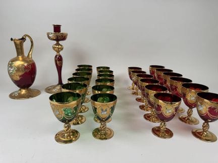 MURANO, 20. Jahrhundert.
Glasgeschirrset aus rot, 