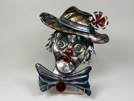 金属剪切工艺制成的彩绘小丑雕塑。
37 x 31 厘米。