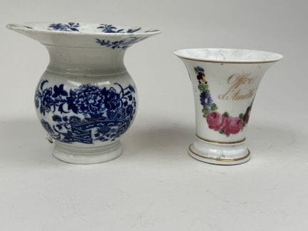 Set aus polychromer und mit Gold verzierter Steing