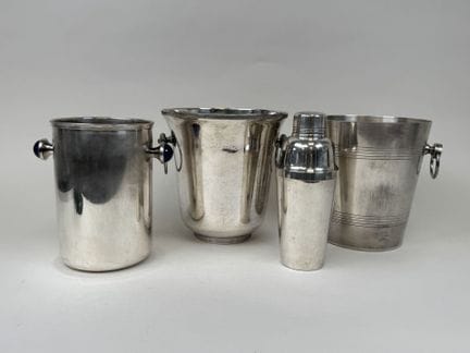 Set aus versilbertem Metall, bestehend aus:
- eine