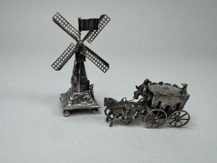 Zwei Miniaturobjekte, vermutlich aus ausländischem