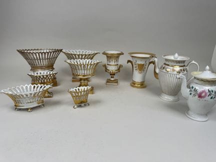 Set aus weißem, goldenem und mehrfarbigem Porzella